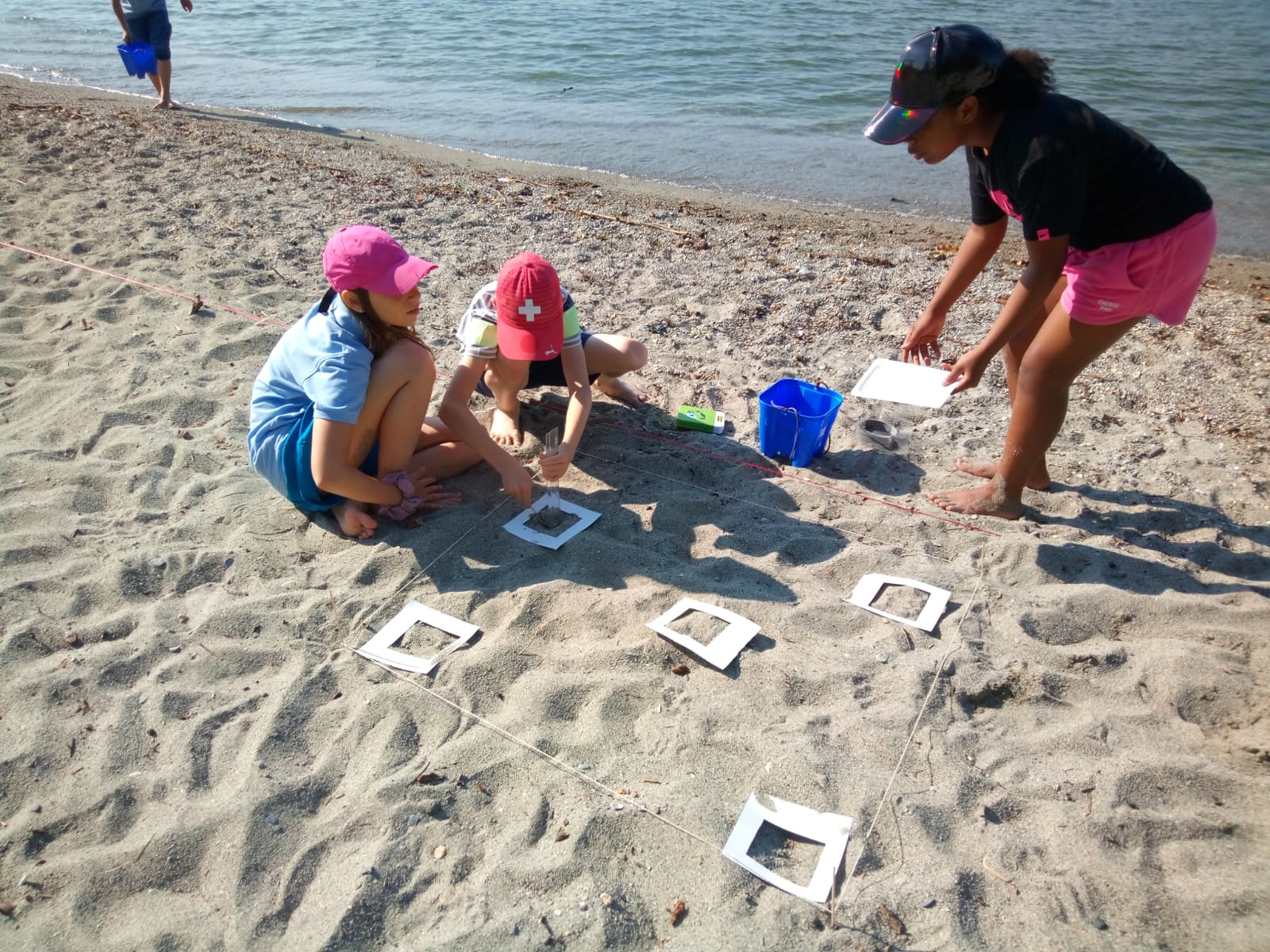 Groupe d'enfants jouant sur la plage lors d'une activité voile