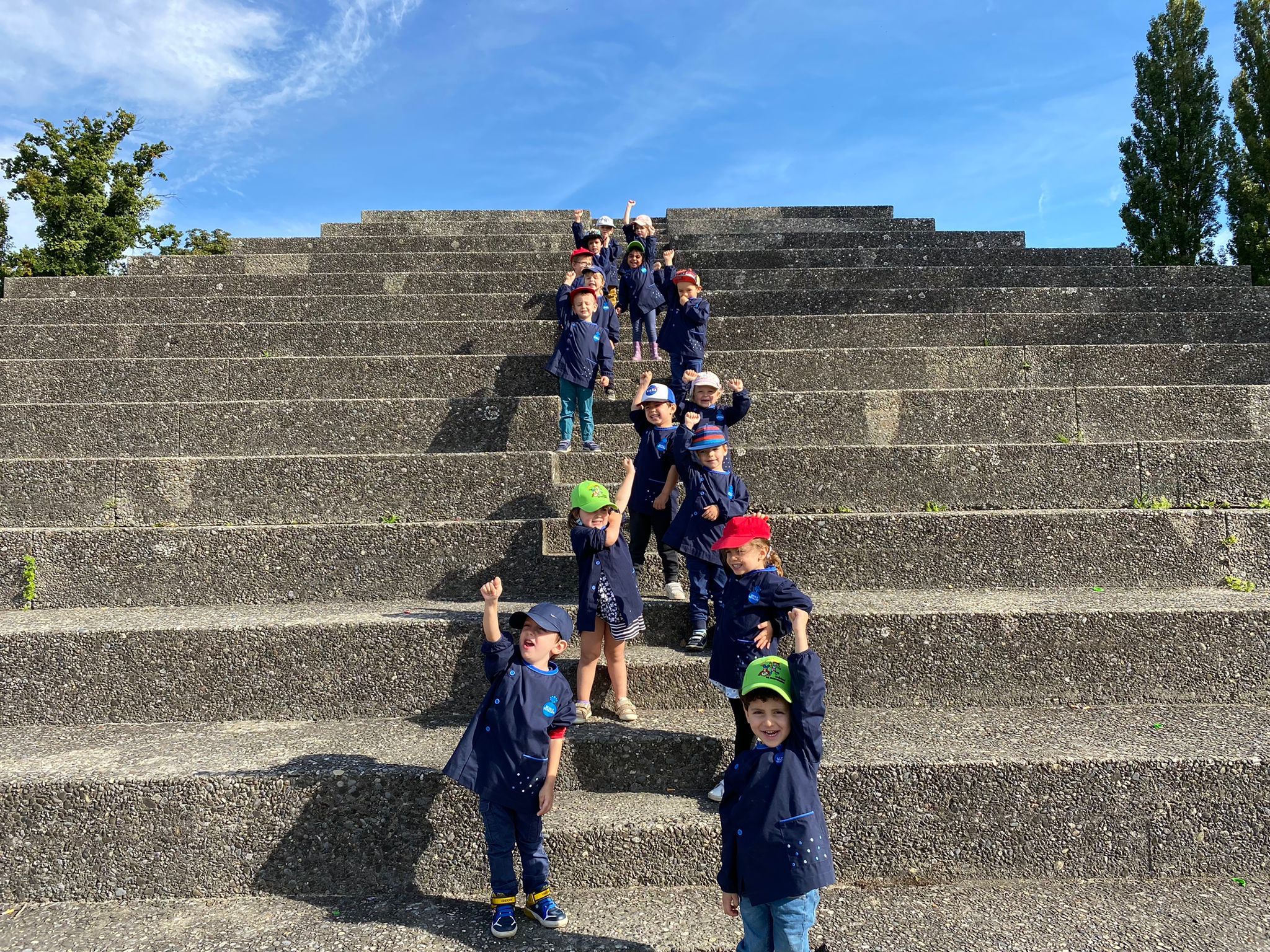 Groupe d'enfants sur des marches en extérieur