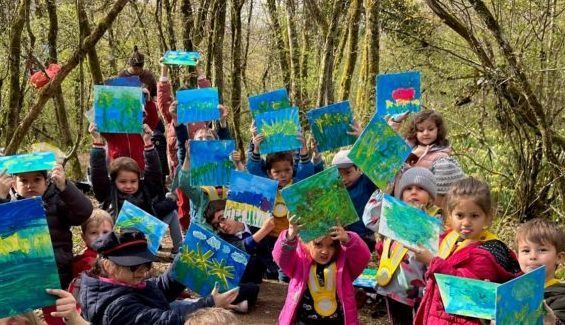 Groupe d'enfants en sortie scolaire dans une forêt