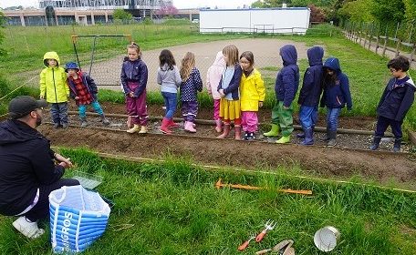 Création d'un potager scolaire avec un petit groupe d'enfants