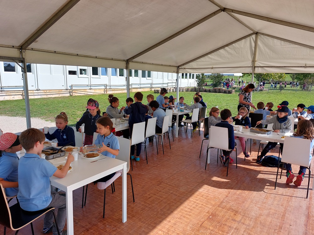 Déjeuner en plein air sous la tonnelle pour les élèves