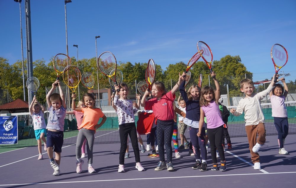 photo de groupe d'enfants jouant au tennis club de Morges