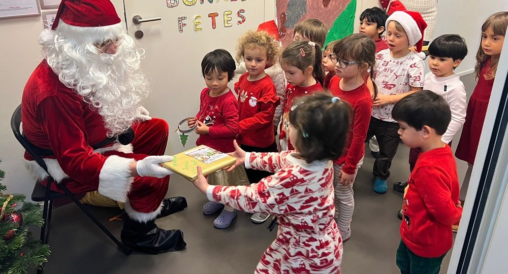 Le Temps Des Vacances En Famille Le Nouvel An Arrive Enfant Profite Des  Vacances Enfant Fille Avec Cadeau De Noël Bonjour Du Père Noël Surprise  Petite Fille Heureuse Au Sapin De Noël