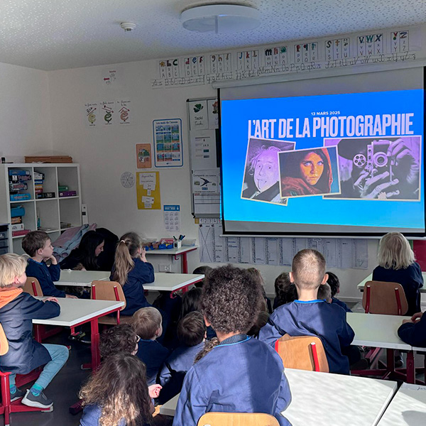Présentation en classe sur l’art de la photographie avec des élèves attentifs.