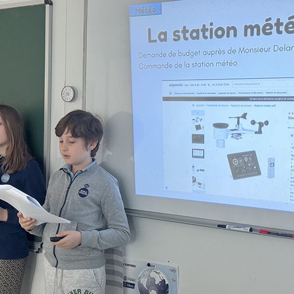 Un élève présentant une demande de budget pour l’achat d’une station météo.