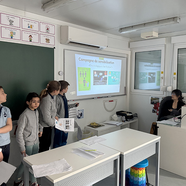 Un groupe d’élèves présentant une campagne de sensibilisation sur l’écologie.