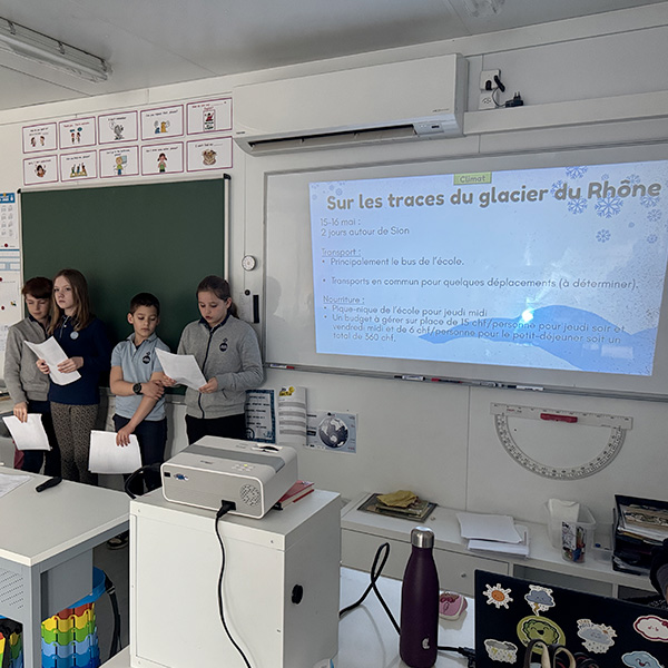 Des élèves de 6e année devant une présentation sur leur future sortie sur le glacier du Rhône.