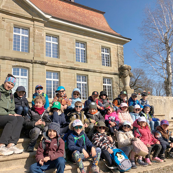 Les élèves de Vivalys ont immortalisé leur sortie avec une photo de groupe devant le bâtiment principal de la pisciculture.