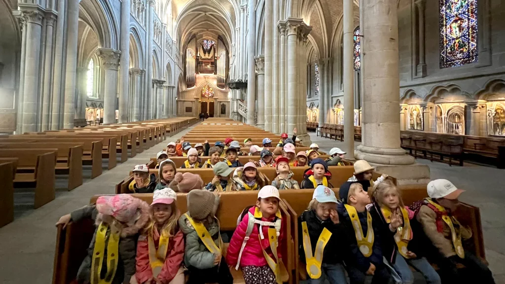 1. Enfants de Vivalys et de La Nanosphère dans la cathédrale de Lausanne.