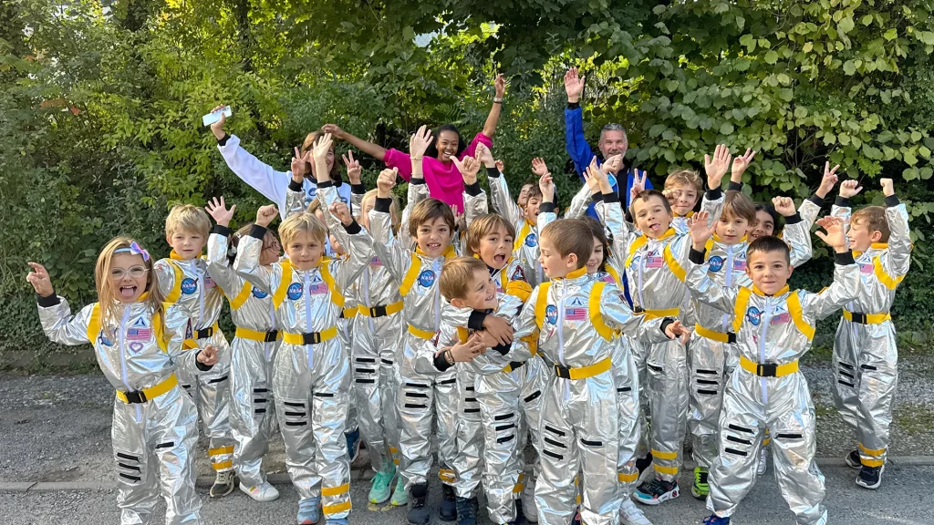 Sarah Atcho anime un atelier sportif avec les élèves de l’école Vivalys à Lausanne