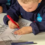 Enfant de la petite section Vivalys en activité de coloriage