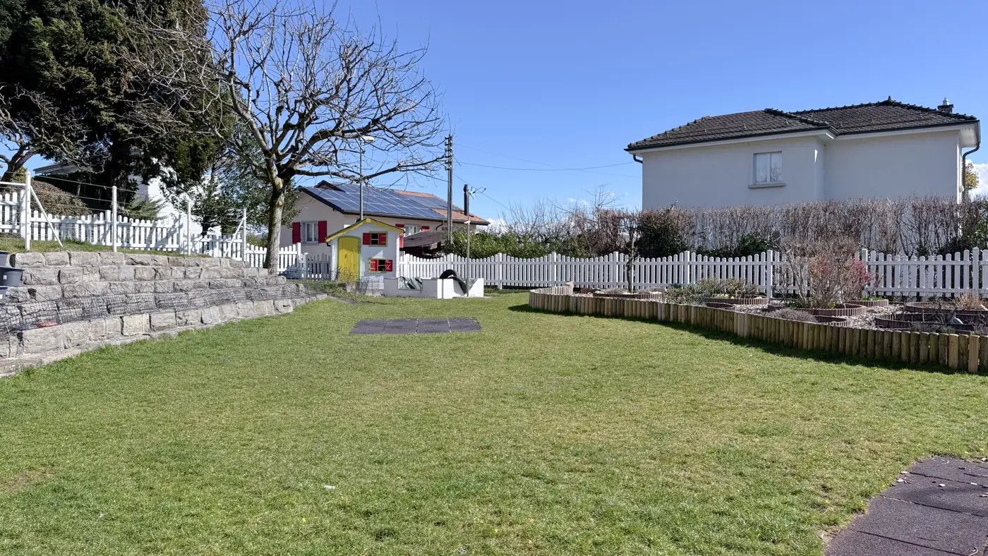 Jardin de la petite section Vivalys à Saint-Sulpice avec cabane et potager
